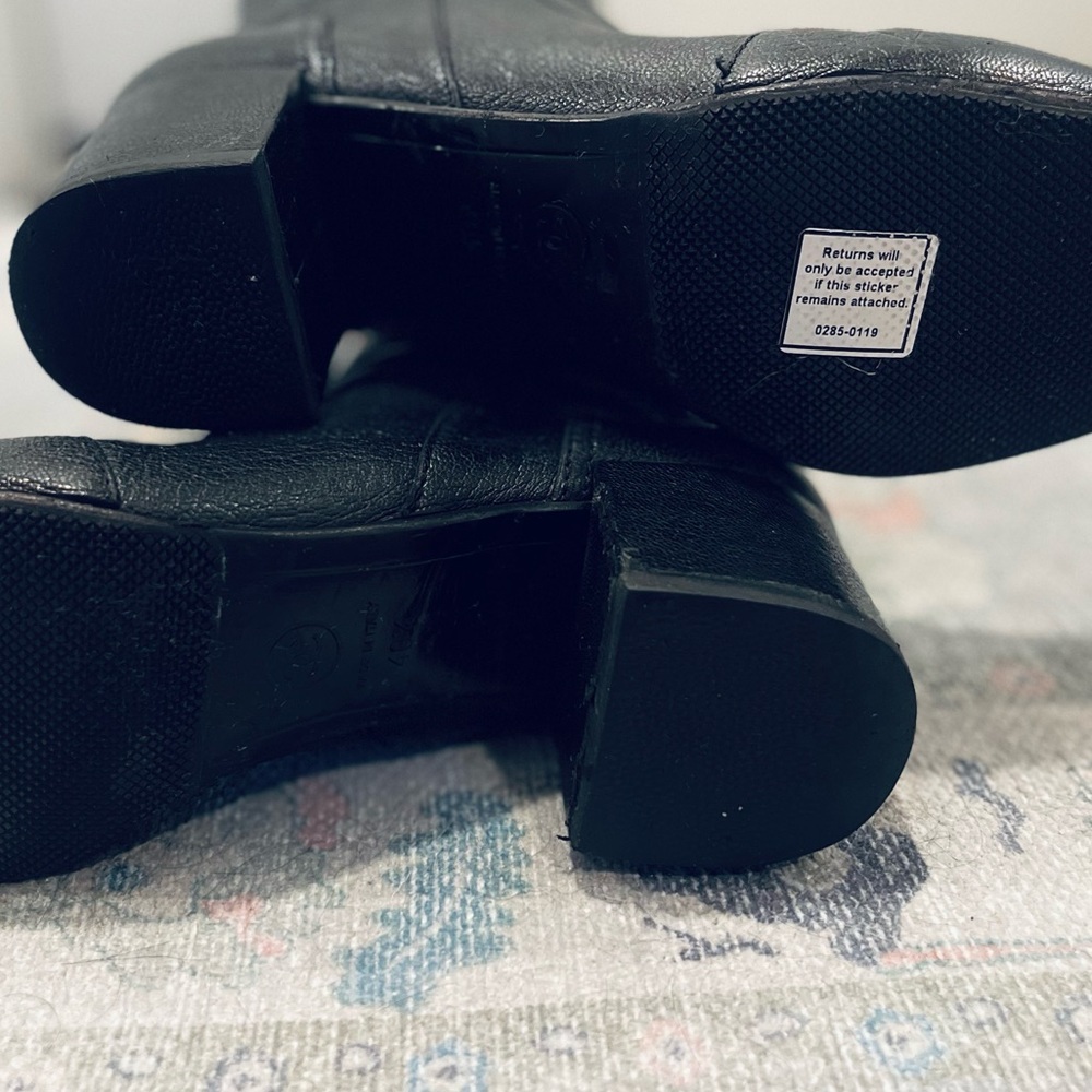 Chanel Interlocking CC Logo Goat Leather Moto Boots
Women's Size: 10.5, IT40.5🖤 - Picture 12 of 12